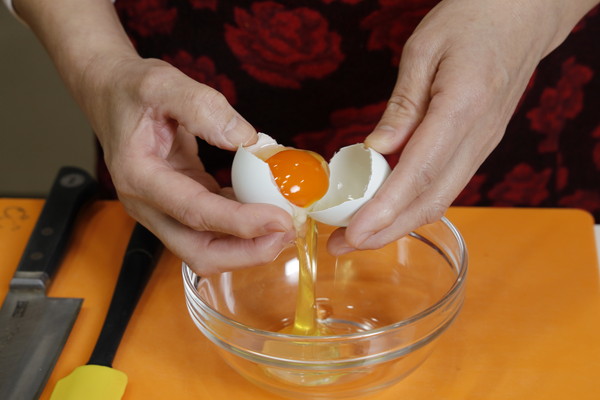 あすなろ卵を黄身と白身に分ける