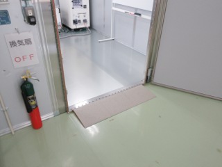 搬入口とスロープ
