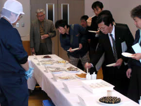 写真：展示試食会風景