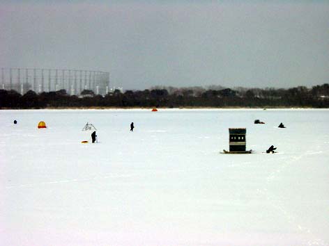 氷上ワカサギ釣りで賑わう姉沼の写真