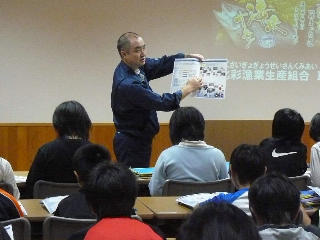 加工技術部の職員が学習会で講演している写真