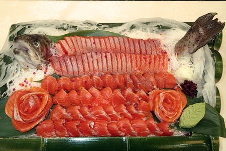 あおいもりくれないサーモンのさしみ