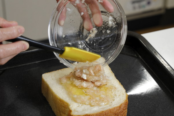 ボウルの中身を食パンの上に