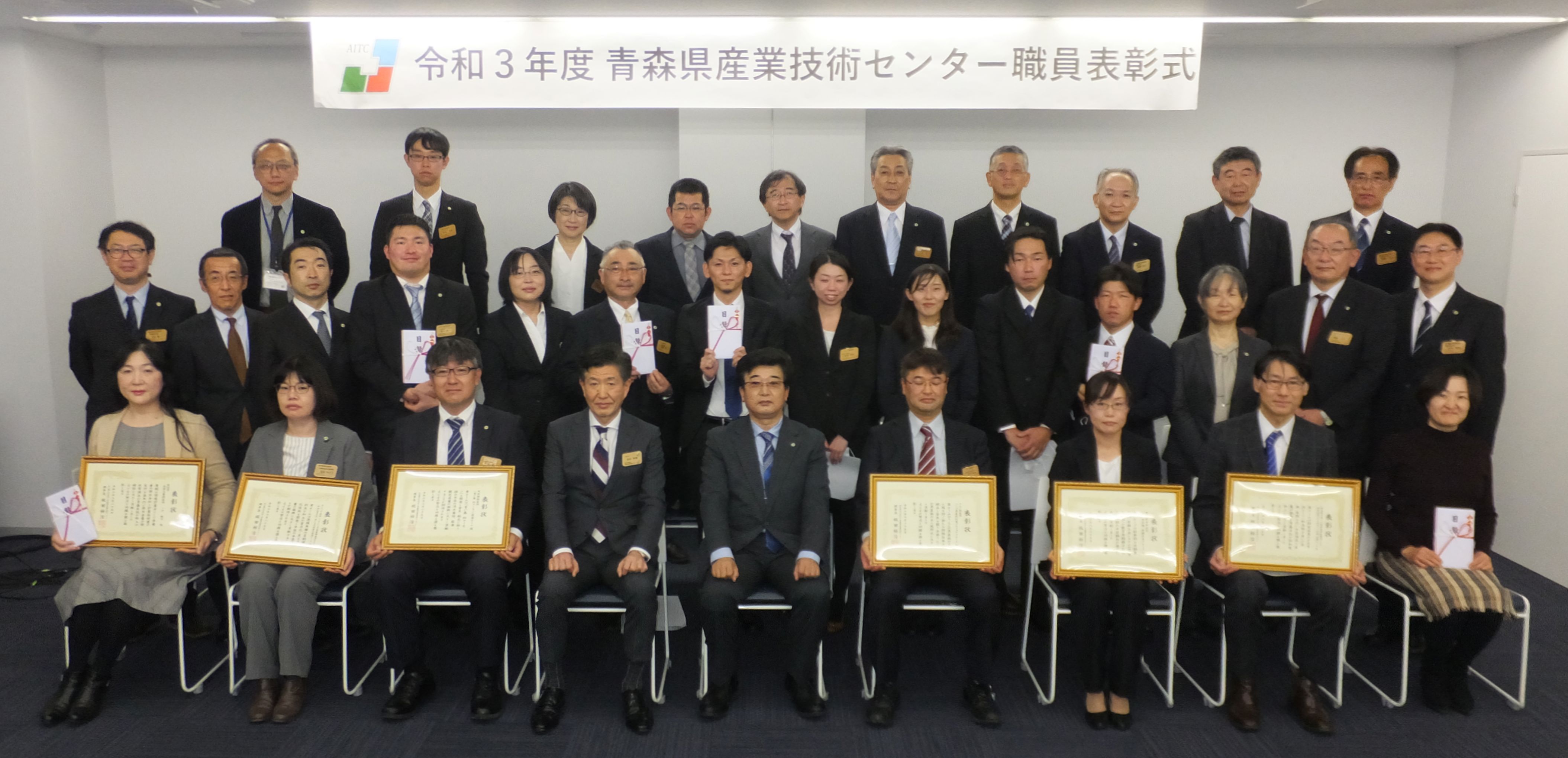 令和３年度職員表彰受賞者の集合写真