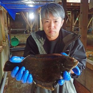 マツカワを抱えるLaLaKi社長