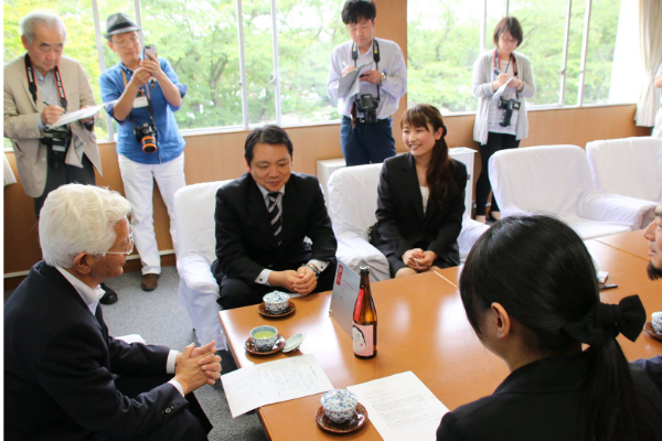 Suki ni nacchatta have won IF Design Awards 2017. The guy in the middle, Takumi Sato, is toji  of Hato Masamune brewery. 