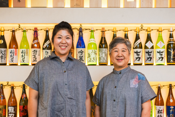 「かめや酒店」3代⽬の伊藤恵さん、⺟の⼯藤幸⼦さん
