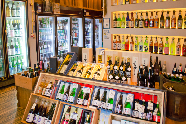 珍しい銘柄の⻘森県産酒がずらりと並ぶ店内