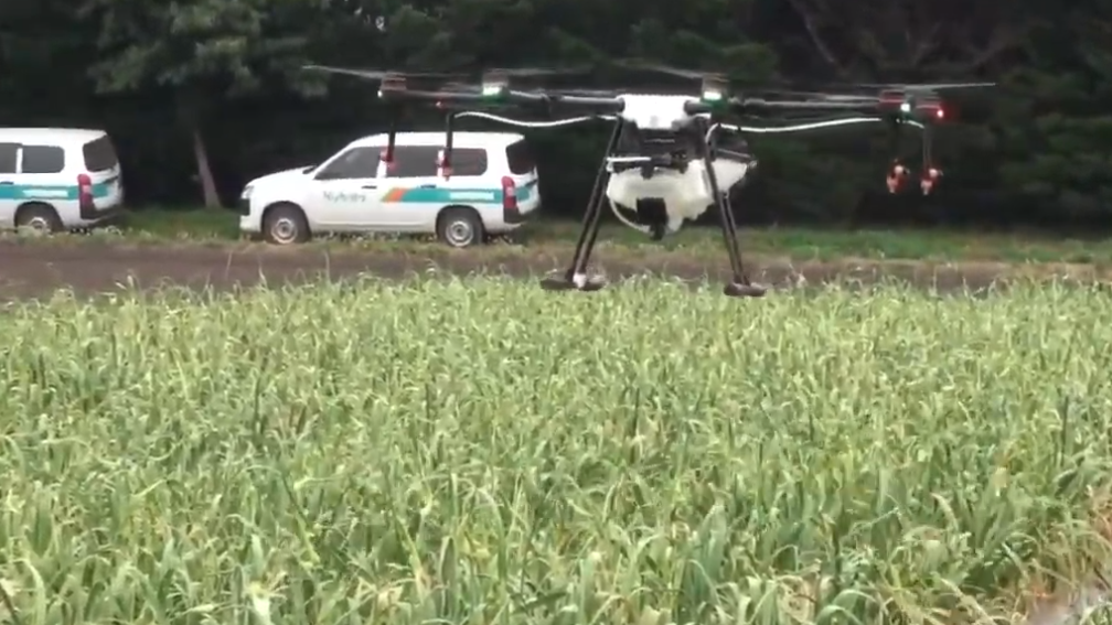 ドローンを活用してニンニクの病害虫防除を行う動画のサムネイル