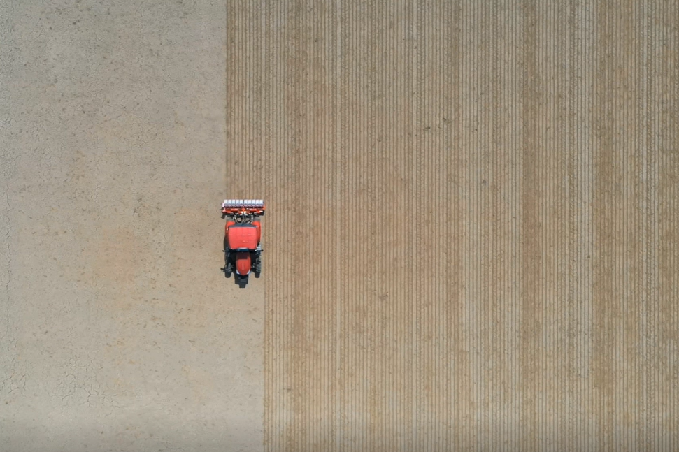 ロボットトラクタで水稲Ｖ溝乾田直播栽培の播種作業をする動画のサムネイル
