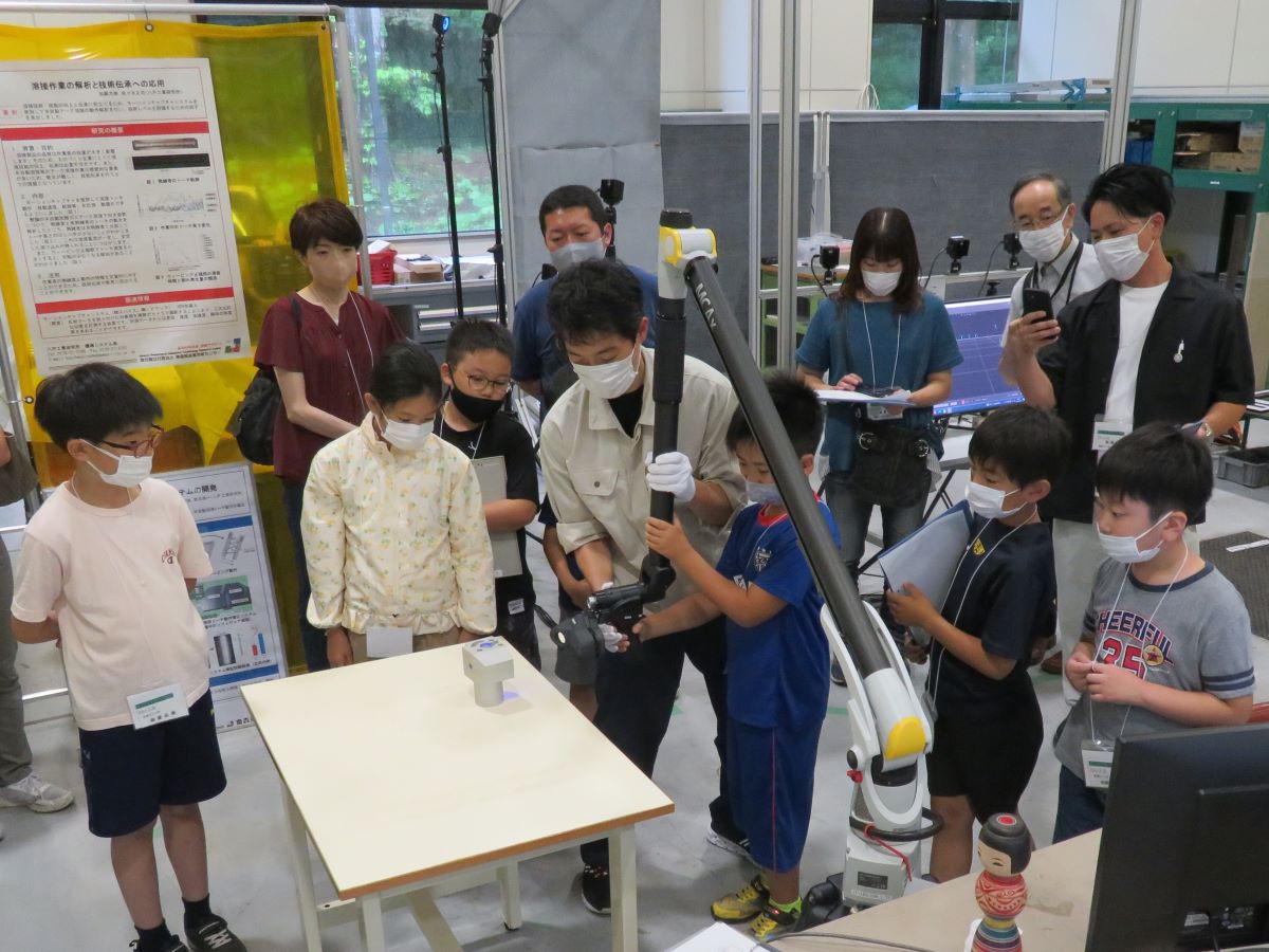 写真：アーム型三次元測定機によるスキャン体験